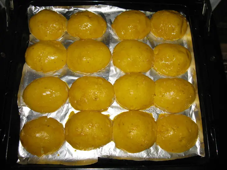 Дрожжевое тесто на кефире и пирожки с яйцом и рисом: шаг 5