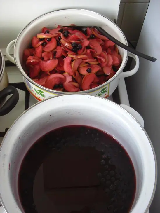 Варенье  яблочное с аронией и белым шоколадом.: шаг 1
