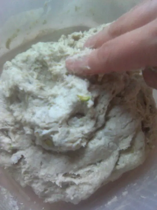 Ржаной хлеб на соде с семечками, изюмом и фисташками: шаг 3