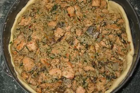 Пирог с красной рыбой и рисом: шаг 3