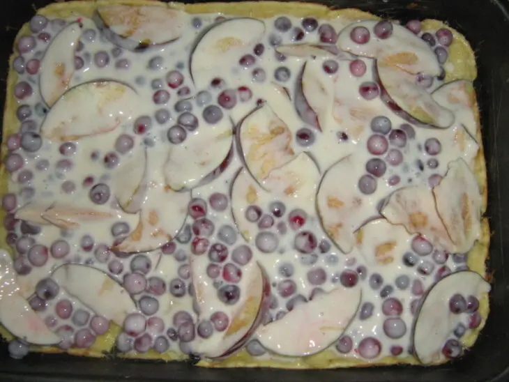 Брусничный пирог с яблоками: шаг 10