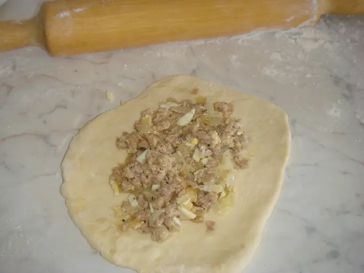 Пироги с мясом и капустой: шаг 1