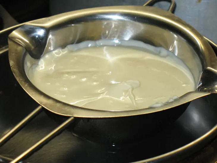 Тёмный ганаш в шоколадной корзинке с шапочкой безе (ganache nera e meringhe): шаг 1