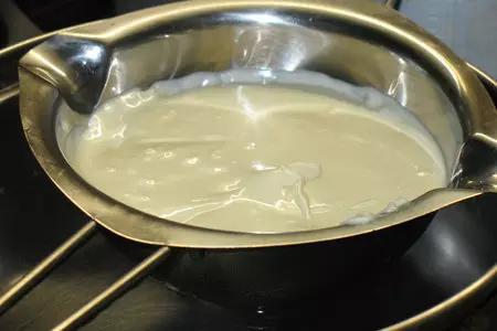 Тёмный ганаш в шоколадной корзинке с шапочкой безе (ganache nera e meringhe): шаг 1