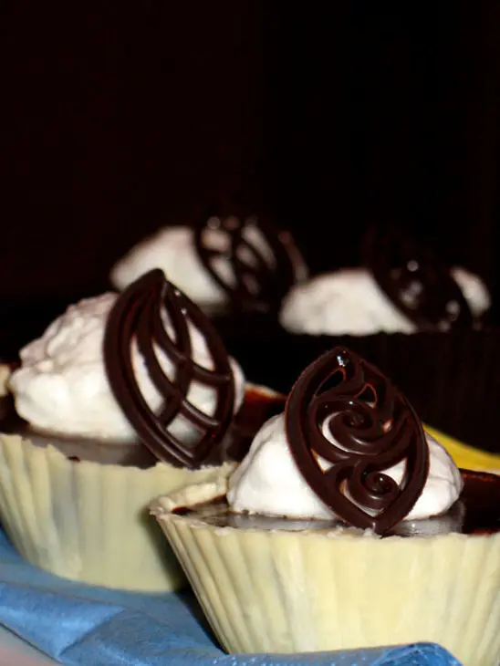 Тёмный ганаш в шоколадной корзинке с шапочкой безе (ganache nera e meringhe): шаг 5