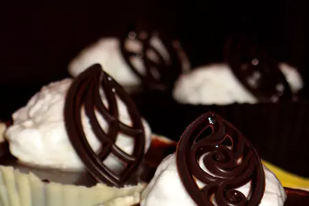 Тёмный ганаш в шоколадной корзинке с шапочкой безе (ganache nera e meringhe): шаг 5