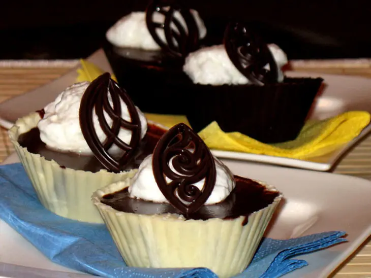 Тёмный ганаш в шоколадной корзинке с шапочкой безе (ganache nera e meringhe): шаг 6