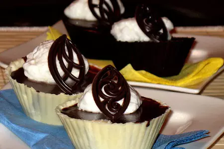 Тёмный ганаш в шоколадной корзинке с шапочкой безе (ganache nera e meringhe): шаг 6