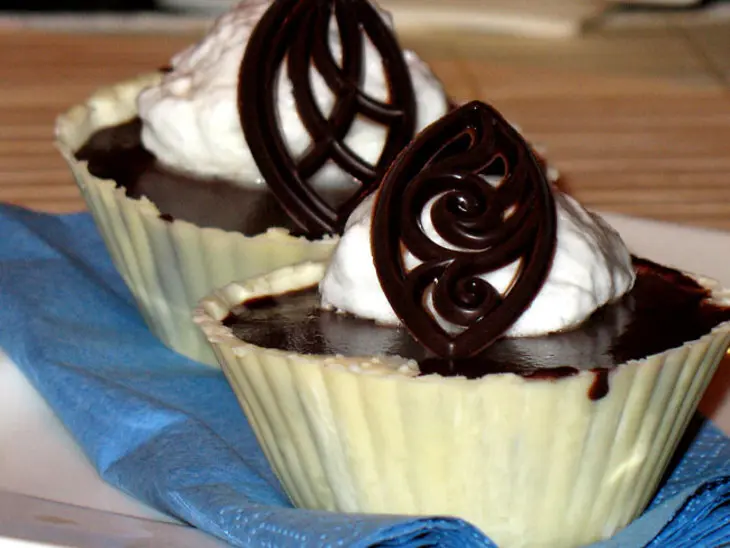 Тёмный ганаш в шоколадной корзинке с шапочкой безе (ganache nera e meringhe): шаг 7