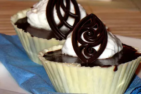 Тёмный ганаш в шоколадной корзинке с шапочкой безе (ganache nera e meringhe): шаг 7