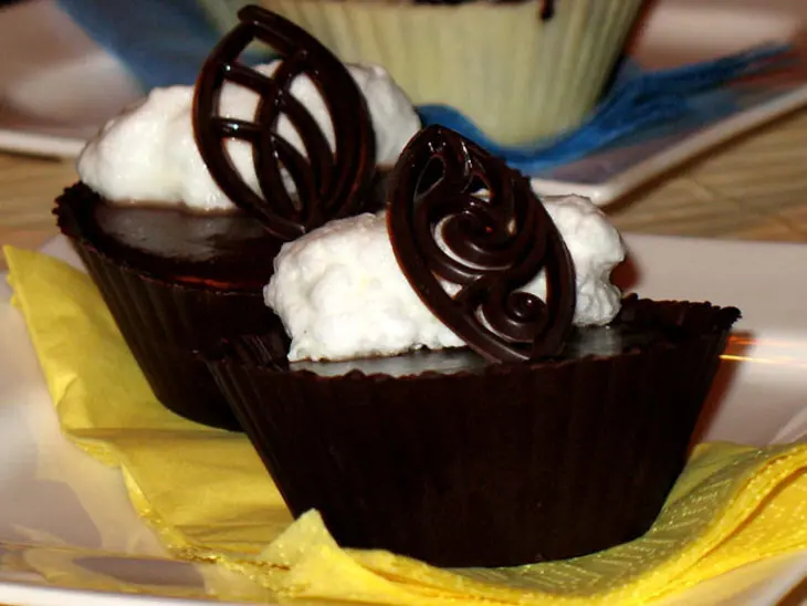 Тёмный ганаш в шоколадной корзинке с шапочкой безе (ganache nera e meringhe): шаг 8