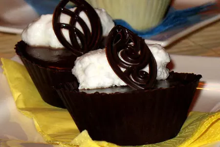 Тёмный ганаш в шоколадной корзинке с шапочкой безе (ganache nera e meringhe): шаг 8