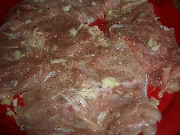 Рулеты из окорочков с курагой: шаг 4