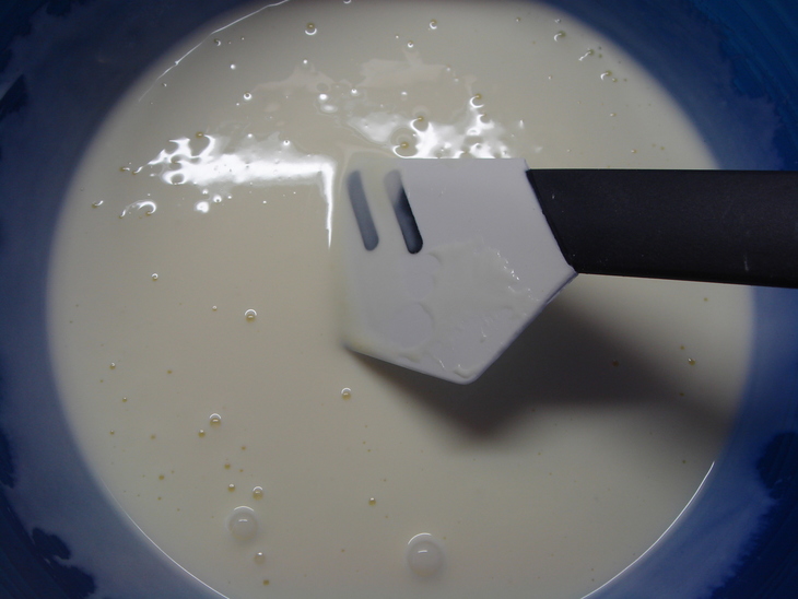 Легкое ванильное мороженое на основе йогурта.: шаг 1