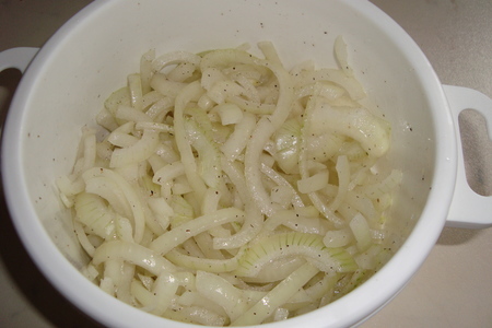 Салат из кальмаров, картофеля и лука: шаг 1