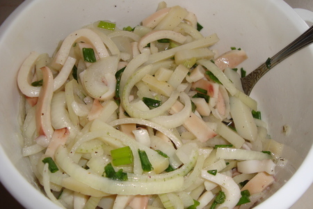 Салат из кальмаров, картофеля и лука: шаг 2