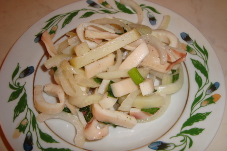 Салат из кальмаров, картофеля и лука: шаг 3