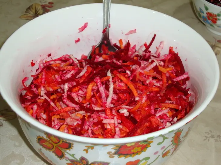 Cалат из свеклы с кольраби и кунжутом: шаг 1