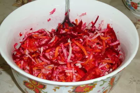 Cалат из свеклы с кольраби и кунжутом: шаг 1