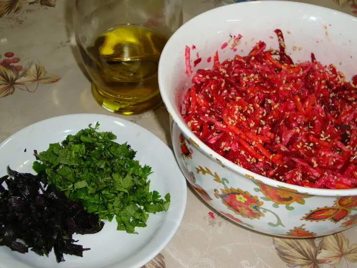 Cалат из свеклы с кольраби и кунжутом: шаг 3