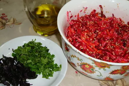Cалат из свеклы с кольраби и кунжутом: шаг 3