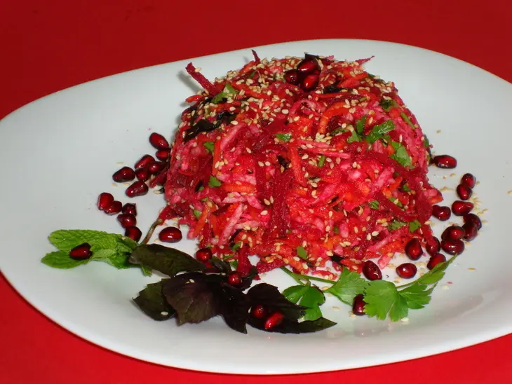 Cалат из свеклы с кольраби и кунжутом: шаг 6
