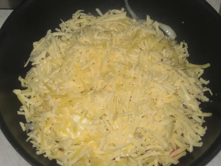 Горбуша под сырно-майонезной и луковой подушкой: шаг 3