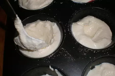 Творожные запеканки с клубникой.: шаг 5