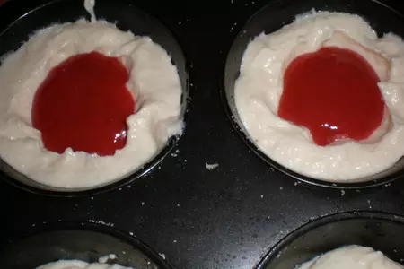 Творожные запеканки с клубникой.: шаг 6