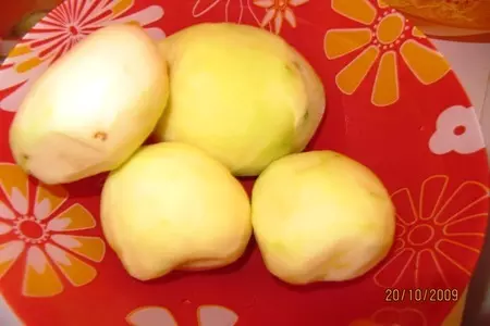 Картофельная запеканка под сырно-шкварочным соусом: шаг 1