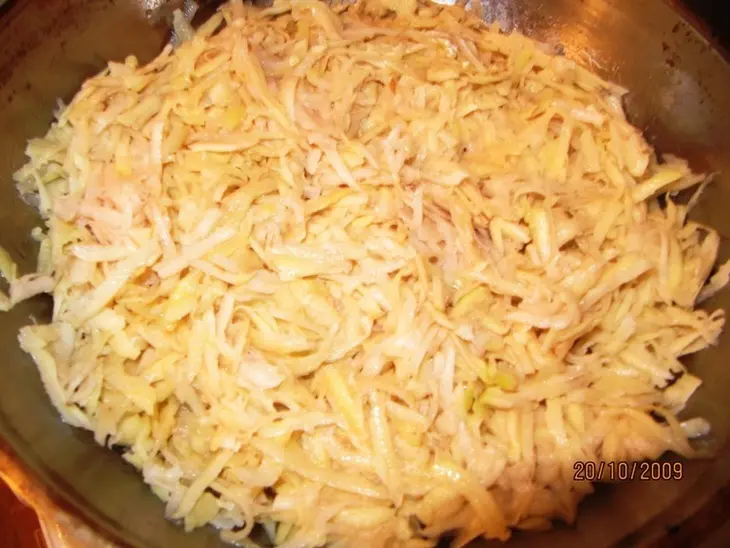 Картофельная запеканка под сырно-шкварочным соусом: шаг 2