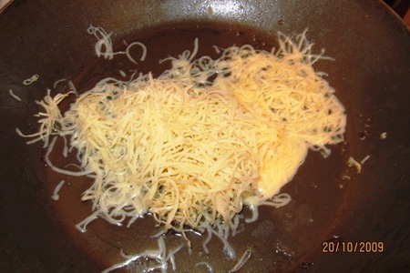 Картофельная запеканка под сырно-шкварочным соусом: шаг 4
