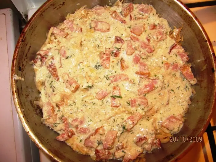 Картофельная запеканка под сырно-шкварочным соусом: шаг 6