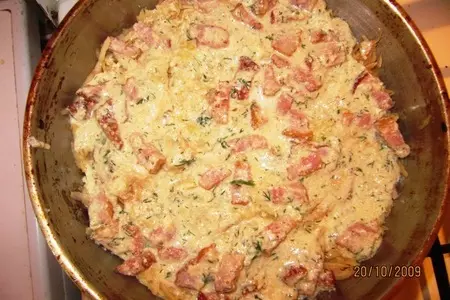 Картофельная запеканка под сырно-шкварочным соусом: шаг 6
