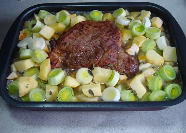 Бедро индейки с овощами, пореем и майораном: шаг 8