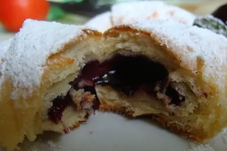 Круассанчики с черникой: шаг 5