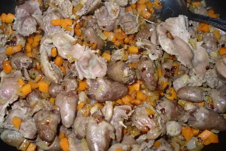 Жаркое в горшочках ( куринные потрошки с рисом ): шаг 2