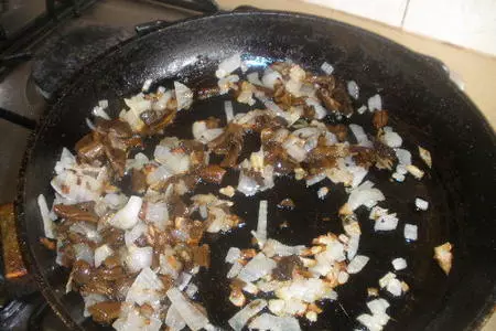 Курица, фаршированная гречкой с грибами: шаг 1