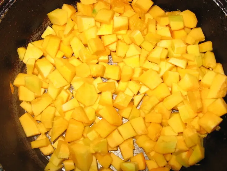 Пирожки десертные с тыквой, черносливом и грецкими орехами: шаг 1