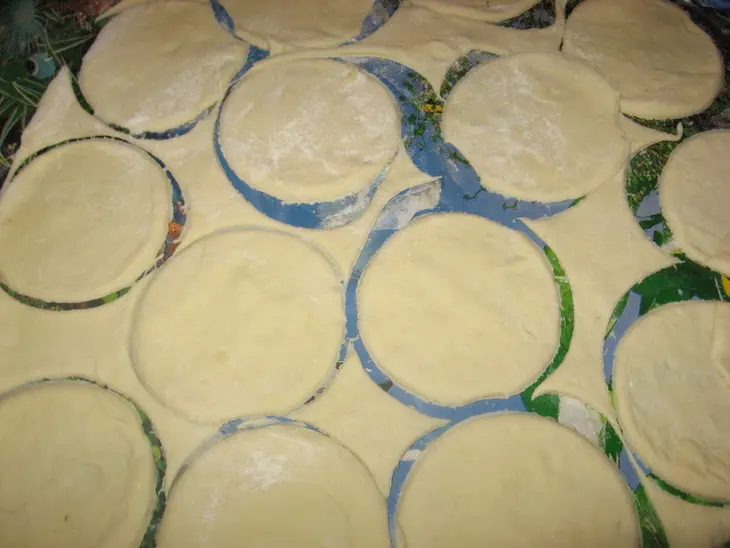Пирожки десертные с тыквой, черносливом и грецкими орехами: шаг 5