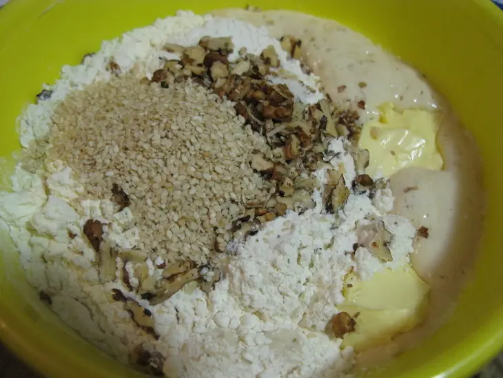 Ароматный медовый хлеб с кунжутом и орехами: шаг 2