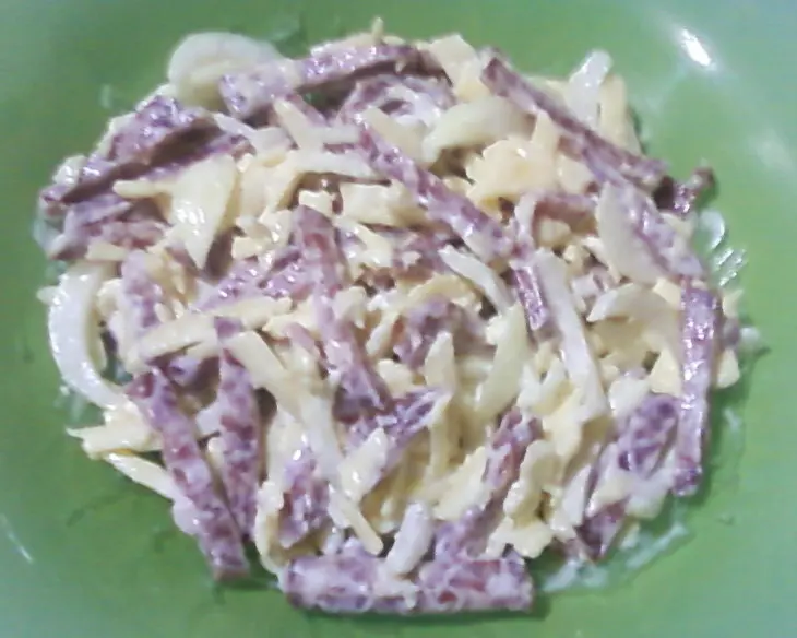 Салат с сырокапчёной колбасой: шаг 4