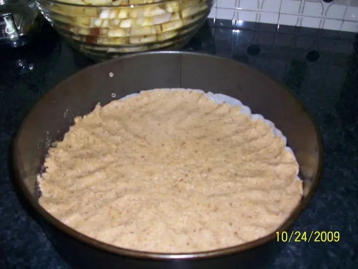 Закрытый яблочный пирог с изюмом и орехами.: шаг 2