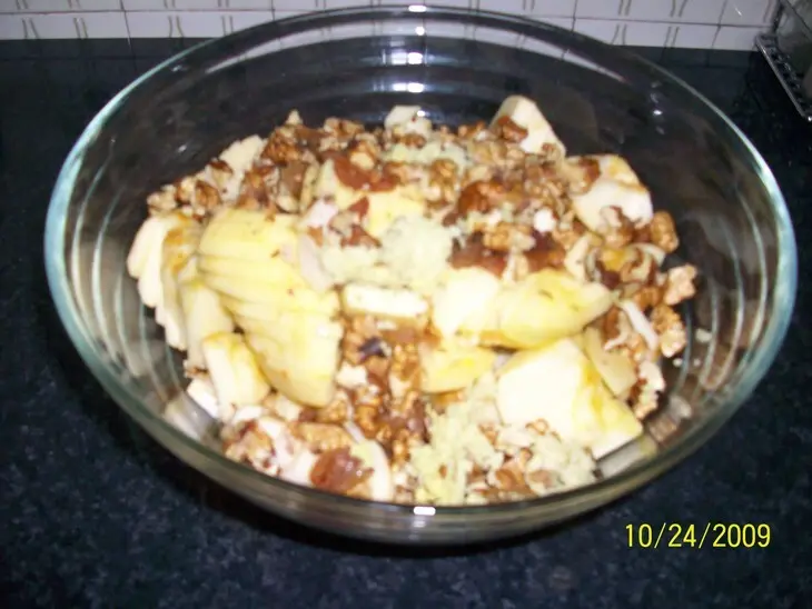 Закрытый яблочный пирог с изюмом и орехами.: шаг 3