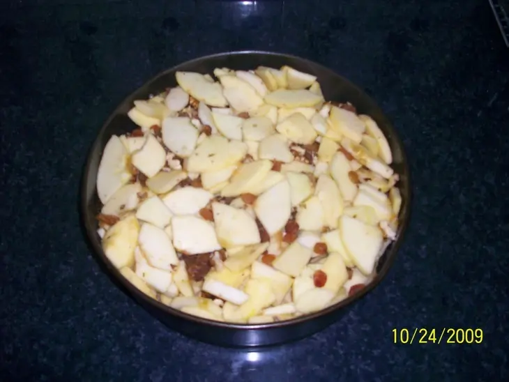 Закрытый яблочный пирог с изюмом и орехами.: шаг 5