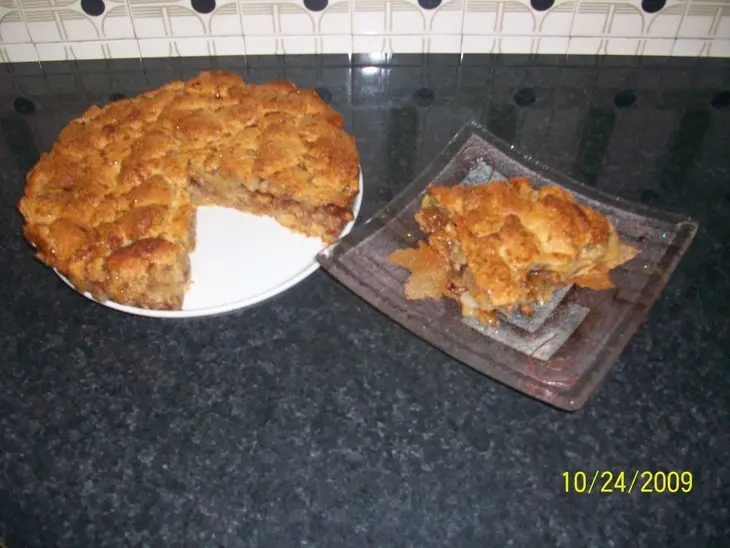 Закрытый яблочный пирог с изюмом и орехами.: шаг 8