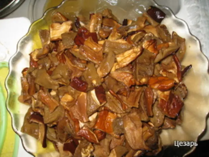 Белые грибы с грудинкой и овощами: шаг 2