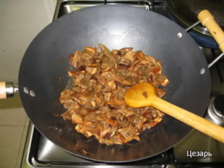 Белые грибы с грудинкой и овощами: шаг 4