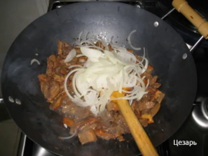 Белые грибы с грудинкой и овощами: шаг 5