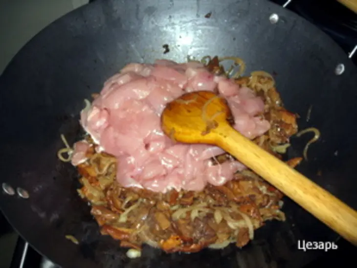 Белые грибы с грудинкой и овощами: шаг 6